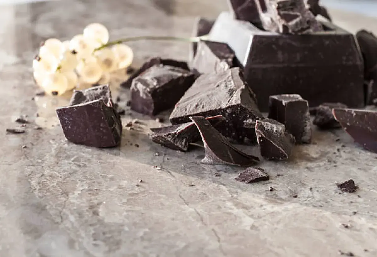 Dark chocolate rich in flavonoids for brain focus