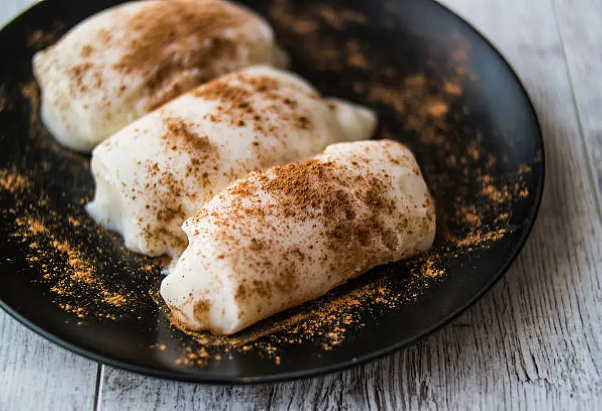 Turkish tavuk göğsü pudding topped with cinnamon