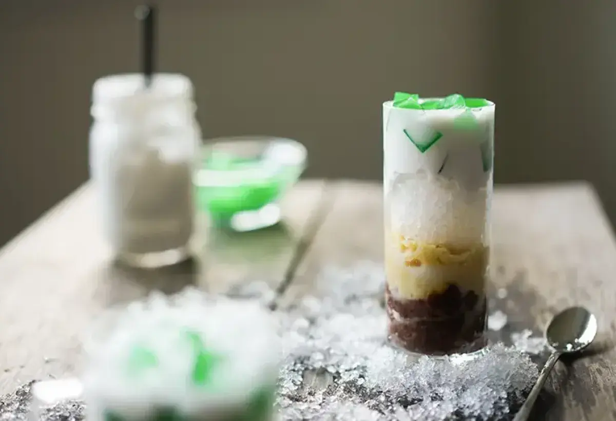 Colorful Vietnamese chè ba màu layered dessert